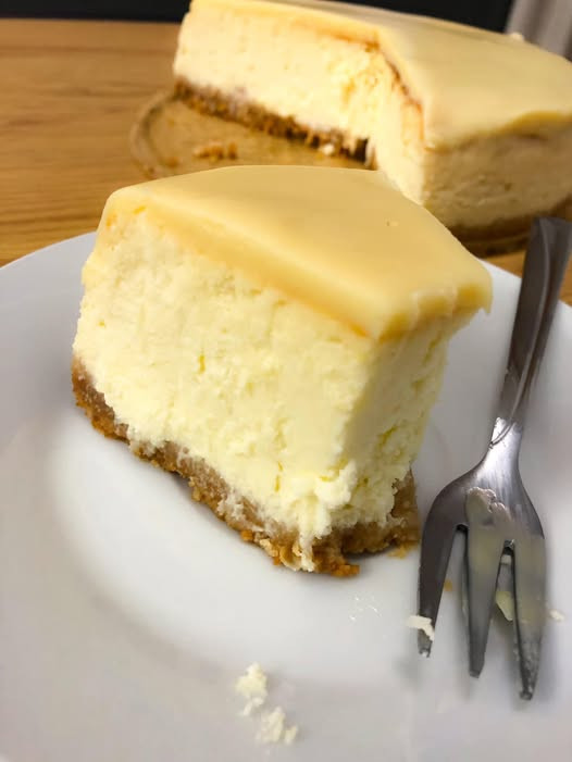 Sernik z białą czekoladą – wysoki, kremowy i niezwykle zwarty sernik na każdą okazję, z kuszącą polewą z białej czekolady i kokosową nutą