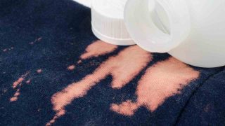 Odkryj naturalny sposób na usunięcie plam z wybielacza z ubrań