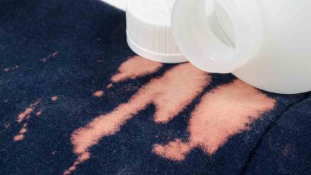 Odkryj naturalny sposób na usunięcie plam z wybielacza z ubrań