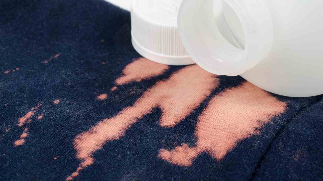 Odkryj naturalny sposób na usunięcie plam z wybielacza z ubrań