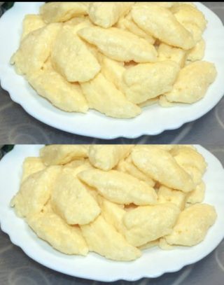 Takie leniwe pierogi gotuję już od kilku lat: bez mąki, bez wyrabiania ciasta rękami, bez wałkowania i w zaledwie 20 minut